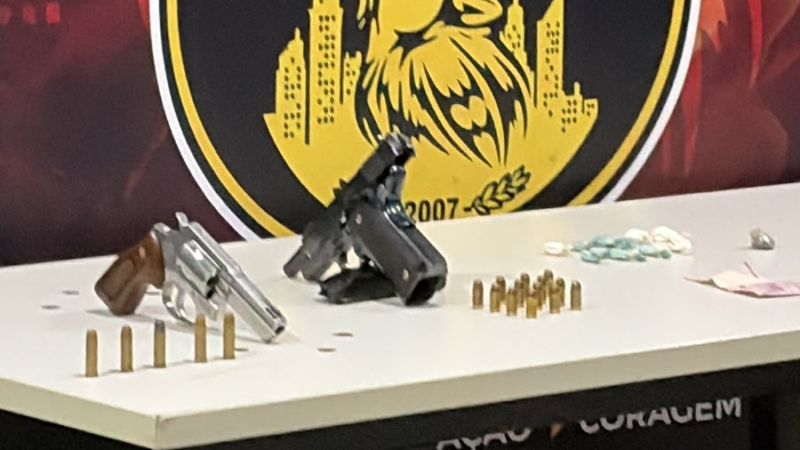 Liderança de facção e comparsa são presos com drogas e armas de fogo em Várzea Grande