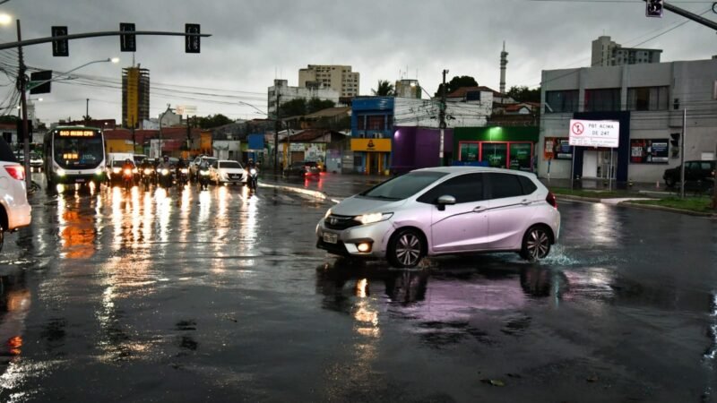 Chuva da madrugada de quarta-feira atinge 85% do volume esperado para o mês em Cuiabá
