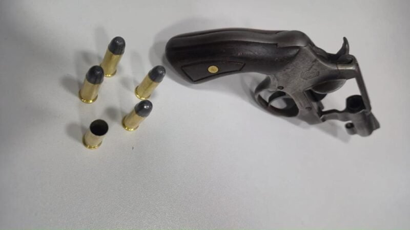 Pai é preso com revólver por tentar matar filha adolescente após crise de ciúmes