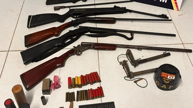 Denúncia de ‘tribunal do crime’ leva PM a apreender armas e prender 3 em Mato Grosso