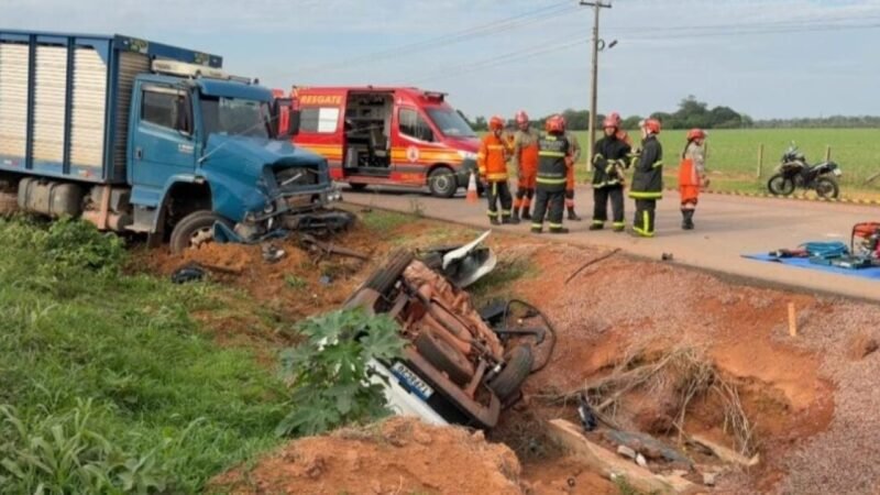 Batida entre caminhão e picape deixa dois mortos na rodovia BR-163 em MT durante esta manhã