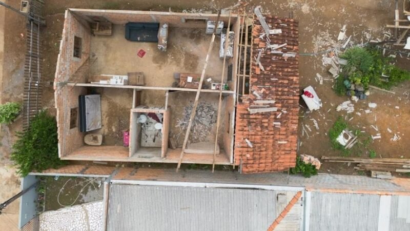 Chuva intensa e vendaval destroem residências e cidade decreta situação de emergência
