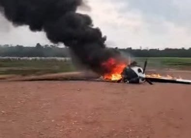 Ocupantes ateiam fogo em aeronave após pouso forçado por interceptação da FAB em MT; vídeos