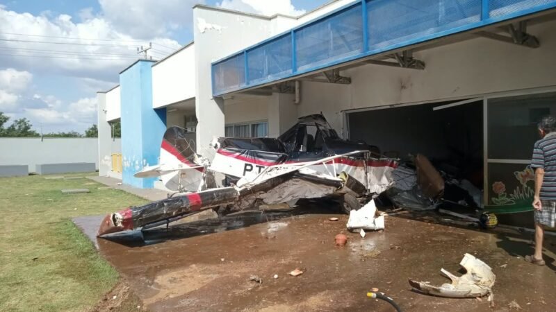 Avião agrícola cai nos fundos de creche em MT e piloto fica ferido; crianças escapam ilesas