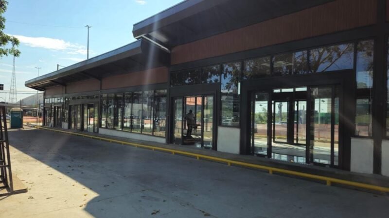 Obras da estação do modal BRT em frente ao Shopping Center Pantanal entram em fase final