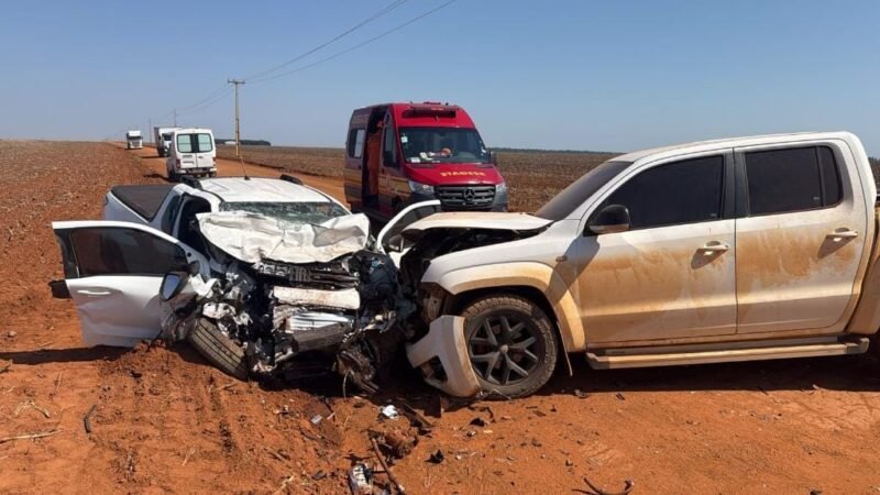 Acidente entre Strada e Amarok termina com motorista preso às ferragens e fratura nas pernas