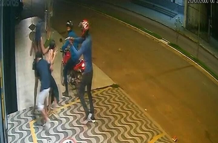Câmera mostra momento em que jovem é morto a tiros em avenida de MT; assista