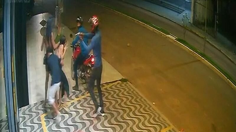 Câmera mostra momento em que jovem é morto a tiros em avenida de MT; assista