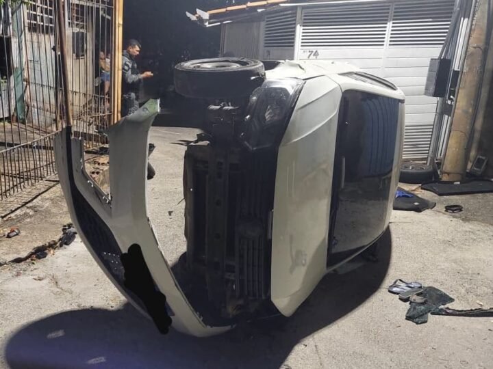 Motorista foge da Rotam, bate em moto e capota carro durante perseguição em Cuiabá