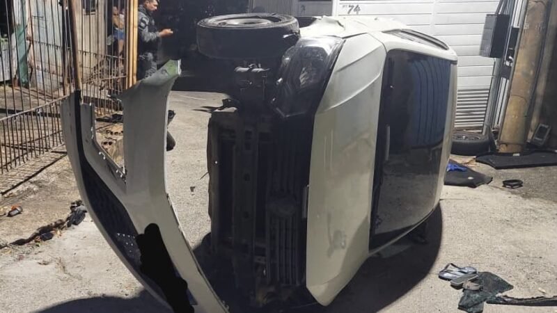 Motorista foge da Rotam, bate em moto e capota carro durante perseguição em Cuiabá