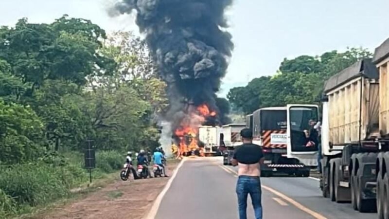Batida entre veículos de carga provoca incêndio e deixa um morto em MT; veja vídeos