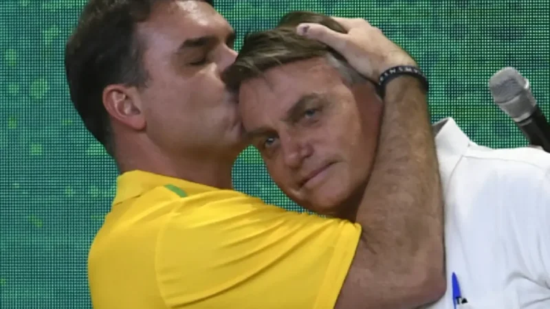 Com liberação de Moraes, Flávio visita Jair Bolsonaro em casa após 90 dias
