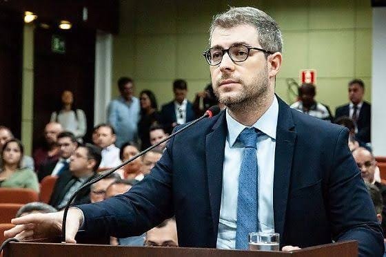 Consultor do TCE recebeu R$ 32,3 milhões e foi flagrado colocando blocos de dinheiro em mochila