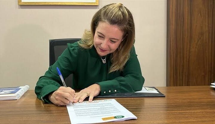 Prefeita sanciona novas leis do PCCS e fortalece carreiras dos servidores de Várzea Grande
