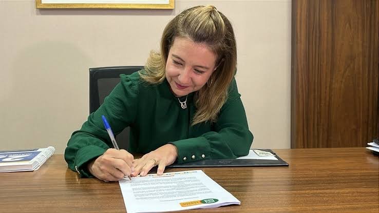 Prefeita sanciona novas leis do PCCS e fortalece carreiras dos servidores de Várzea Grande