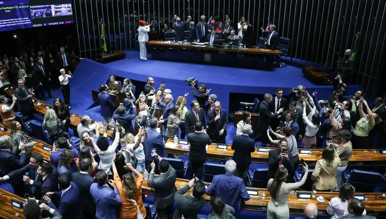 Senado aprova fim da escala 6×1 e redução da jornada de trabalho no Brasil