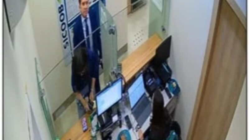 Imagem mostra Sérgio Ricardo realizando saque de R$ 500 mil em agência dentro do TCE; veja